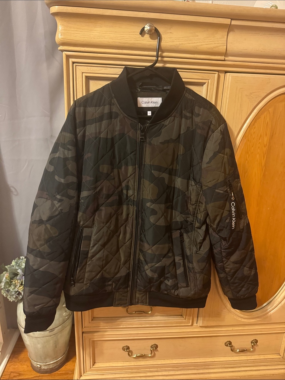 Calvin Klein Men's Black & Olive Camo Quilted Bomber Jacket. - Picture 2 of 10
